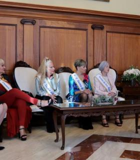 El alcalde de Santa Cruz recibe a las reinas y damas de honor del pasado Carnaval · foto 2