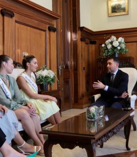 El alcalde de Santa Cruz recibe a las reinas y damas de honor del pasado Carnaval · foto 3