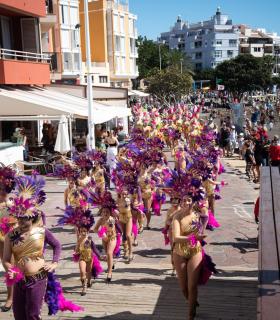 El gran ‘Carnaval de Día del Sur’ viste de color, fantasía y buena música la bahía de El Médano · foto 4