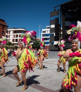 El gran ‘Carnaval de Día del Sur’ viste de color, fantasía y buena música la bahía de El Médano · foto 5