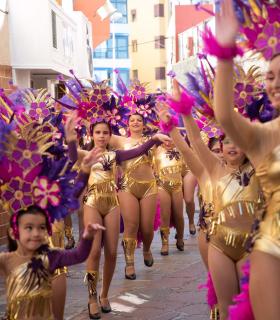 El gran ‘Carnaval de Día del Sur’ viste de color, fantasía y buena música la bahía de El Médano · foto 1