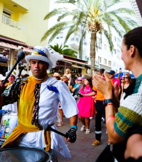 El Encuentro de Murgas de Tenerife hace vibrar el recinto del Carnaval Internacional de Los Cristianos 2023 · foto 7