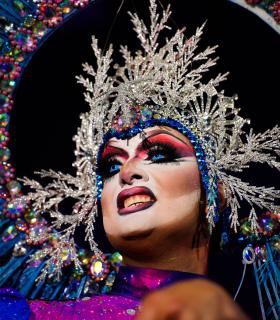 La Gala Transgresora de Los Cristianos llena de color y plataformas la noche del Carnaval · foto 1