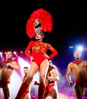 La Gala Transgresora de Los Cristianos llena de color y plataformas la noche del Carnaval · foto 10