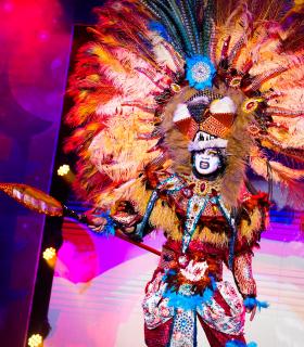 La Gala Transgresora de Los Cristianos llena de color y plataformas la noche del Carnaval · foto 3