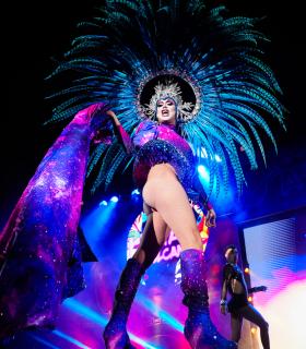 La Gala Transgresora de Los Cristianos llena de color y plataformas la noche del Carnaval · foto 6