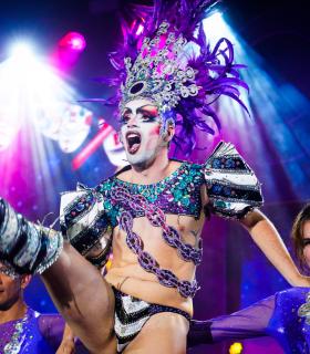 La Gala Transgresora de Los Cristianos llena de color y plataformas la noche del Carnaval · foto 9