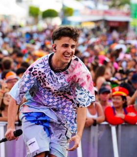 Miles de residentes y turistas llenan de color las calles de Los Cristianos para disfrutar la música del Carnaval de Día · foto 2
