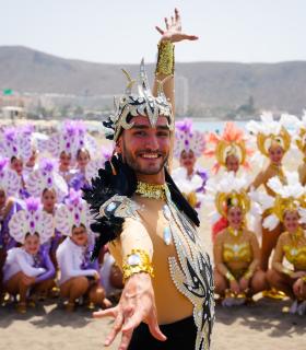 Miles de residentes y turistas llenan de color las calles de Los Cristianos para disfrutar la música del Carnaval de Día · foto 1