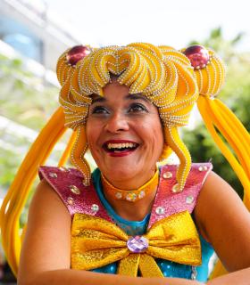 Miles de residentes y turistas llenan de color las calles de Los Cristianos para disfrutar la música del Carnaval de Día · foto 5