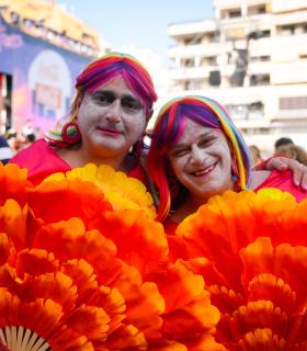 Miles de residentes y turistas llenan de color las calles de Los Cristianos para disfrutar la música del Carnaval de Día · foto 6