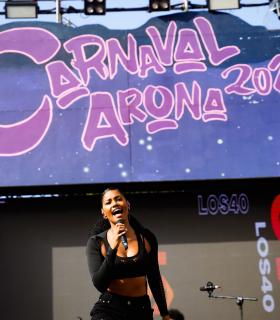 Miles de residentes y turistas llenan de color las calles de Los Cristianos para disfrutar la música del Carnaval de Día · foto 8