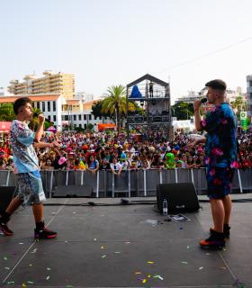 Miles de residentes y turistas llenan de color las calles de Los Cristianos para disfrutar la música del Carnaval de Día · foto 10
