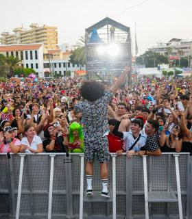 Miles de residentes y turistas llenan de color las calles de Los Cristianos para disfrutar la música del Carnaval de Día · foto 11