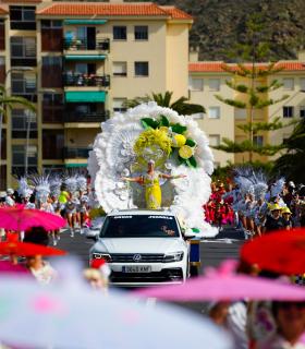 Los Cristianos rebosa ritmo y color con la celebración del Gran Coso Apoteosis del Carnaval, con más de 1.800 participantes · foto 1