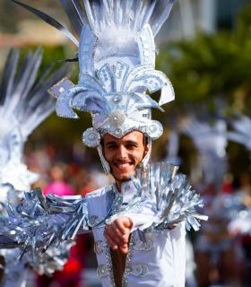 Los Cristianos rebosa ritmo y color con la celebración del Gran Coso Apoteosis del Carnaval, con más de 1.800 participantes · foto 2