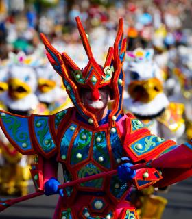 Los Cristianos rebosa ritmo y color con la celebración del Gran Coso Apoteosis del Carnaval, con más de 1.800 participantes · foto 3