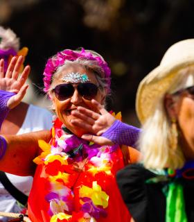 Los Cristianos rebosa ritmo y color con la celebración del Gran Coso Apoteosis del Carnaval, con más de 1.800 participantes · foto 5