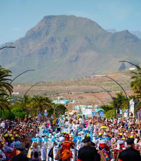 Los Cristianos rebosa ritmo y color con la celebración del Gran Coso Apoteosis del Carnaval, con más de 1.800 participantes · foto 19