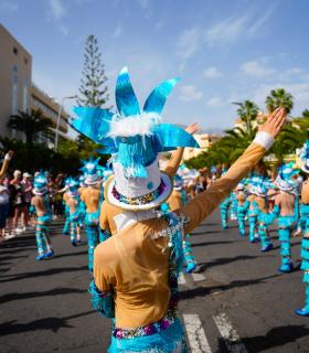 Los Cristianos rebosa ritmo y color con la celebración del Gran Coso Apoteosis del Carnaval, con más de 1.800 participantes · foto 6