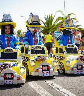 Los Cristianos rebosa ritmo y color con la celebración del Gran Coso Apoteosis del Carnaval, con más de 1.800 participantes · foto 7