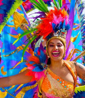 Los Cristianos rebosa ritmo y color con la celebración del Gran Coso Apoteosis del Carnaval, con más de 1.800 participantes · foto 8