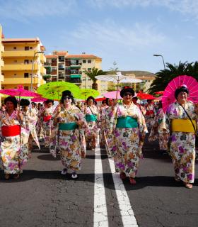 Los Cristianos rebosa ritmo y color con la celebración del Gran Coso Apoteosis del Carnaval, con más de 1.800 participantes · foto 9