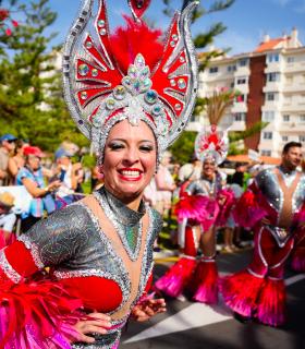 Los Cristianos rebosa ritmo y color con la celebración del Gran Coso Apoteosis del Carnaval, con más de 1.800 participantes · foto 10