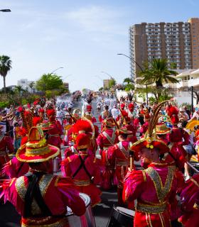 Los Cristianos rebosa ritmo y color con la celebración del Gran Coso Apoteosis del Carnaval, con más de 1.800 participantes · foto 11
