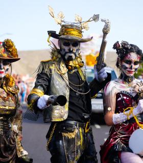 Los Cristianos rebosa ritmo y color con la celebración del Gran Coso Apoteosis del Carnaval, con más de 1.800 participantes · foto 12