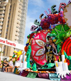 Los Cristianos rebosa ritmo y color con la celebración del Gran Coso Apoteosis del Carnaval, con más de 1.800 participantes · foto 13