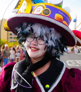 Los Cristianos rebosa ritmo y color con la celebración del Gran Coso Apoteosis del Carnaval, con más de 1.800 participantes · foto 14