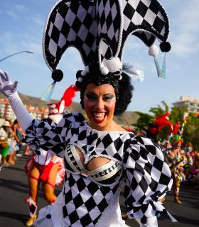 Los Cristianos rebosa ritmo y color con la celebración del Gran Coso Apoteosis del Carnaval, con más de 1.800 participantes · foto 15