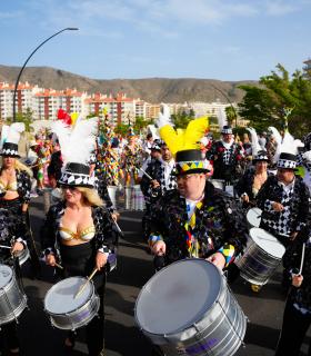 Los Cristianos rebosa ritmo y color con la celebración del Gran Coso Apoteosis del Carnaval, con más de 1.800 participantes · foto 16