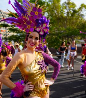 Los Cristianos rebosa ritmo y color con la celebración del Gran Coso Apoteosis del Carnaval, con más de 1.800 participantes · foto 17