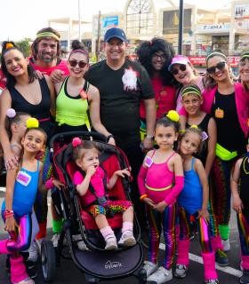 Los Cristianos rebosa ritmo y color con la celebración del Gran Coso Apoteosis del Carnaval, con más de 1.800 participantes · foto 18