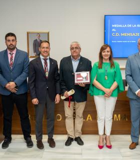 El Club Deportivo Mensajero recibe la Medalla de la Isla por su centenario · foto 2