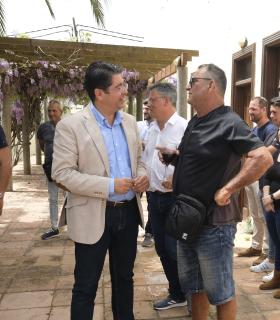 Pedro Martín se reúne con las diez cofradías de pescadores de la isla · foto 2