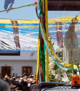 Miles de aroneros y visitantes arropan a la imagen de la Virgen de Fátima en la tradicional Romería de Valle San Lorenzo · foto 3