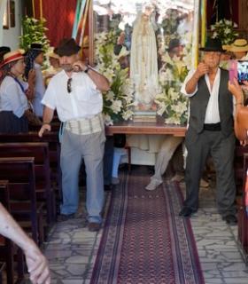 Miles de aroneros y visitantes arropan a la imagen de la Virgen de Fátima en la tradicional Romería de Valle San Lorenzo · foto 4