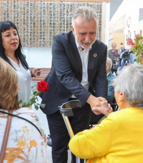 Torres afirma que no escatimará esfuerzos para seguir fortaleciendo la sanidad pública en Canarias · foto 1