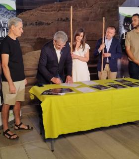 Román Rodríguez renueva el compromiso con la identidad canaria con la firma del manifiesto ‘Cueva Pintada. Agáldar’ · foto 4