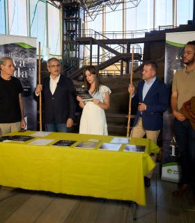 Román Rodríguez renueva el compromiso con la identidad canaria con la firma del manifiesto ‘Cueva Pintada. Agáldar’ · foto 2