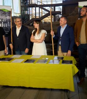 Román Rodríguez renueva el compromiso con la identidad canaria con la firma del manifiesto ‘Cueva Pintada. Agáldar’ · foto 1