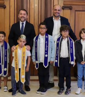 El alcalde de Santa Cruz recibe a la reina y damas de honor de las Fiestas de Mayo · foto 2