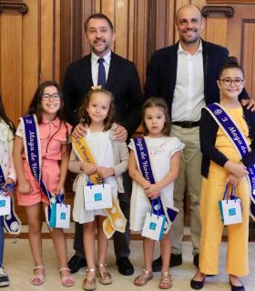 El alcalde de Santa Cruz recibe a la reina y damas de honor de las Fiestas de Mayo · foto 1