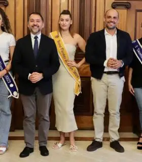 El alcalde de Santa Cruz recibe a la reina y damas de honor de las Fiestas de Mayo · foto 3