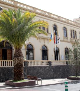 El Ayuntamiento de Adeje ratifica la cesión de suelo para construir 45 viviendas sociales en el municipio · foto 1