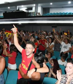Más de 500 personas celebran el triunfo mundialista de España y Misa Rodríguez en el Teatro Municipal · foto 2