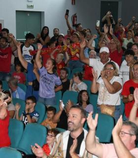 Más de 500 personas celebran el triunfo mundialista de España y Misa Rodríguez en el Teatro Municipal · foto 3